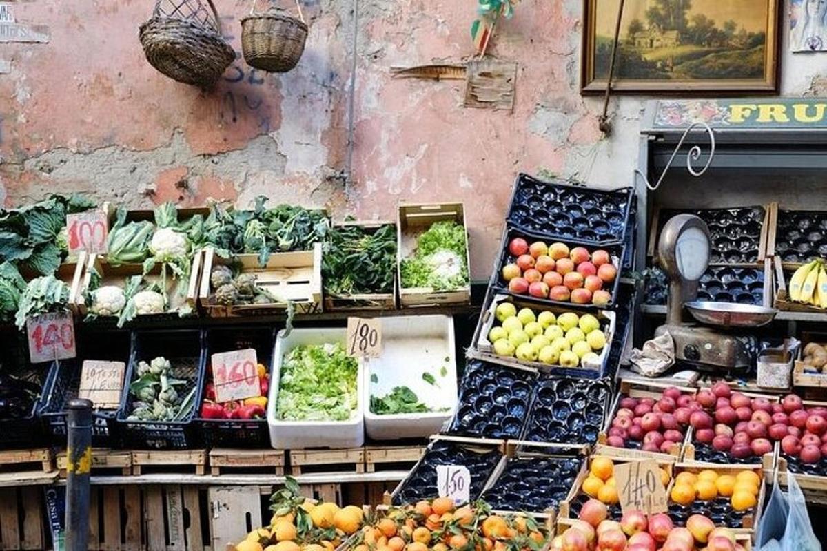 μια αγορά με φρούτα και λαχανικά σε έκθεση