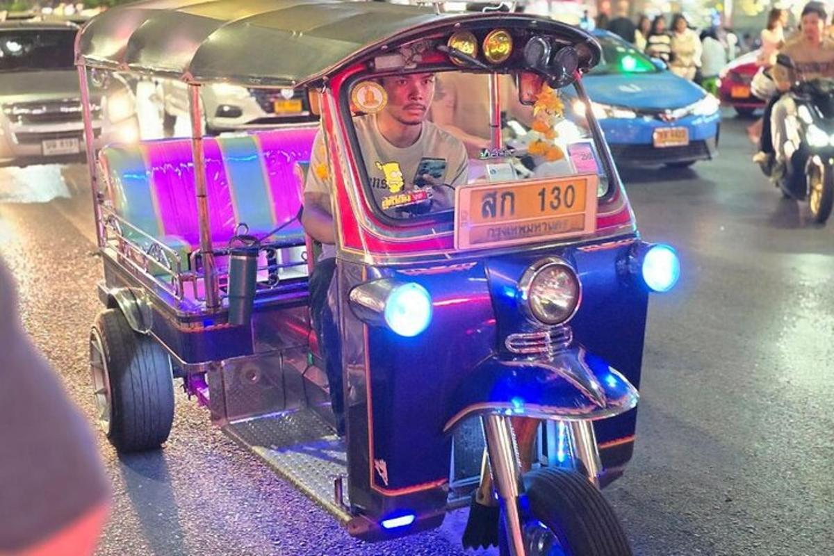 un uomo sta guidando un piccolo carretto su una strada