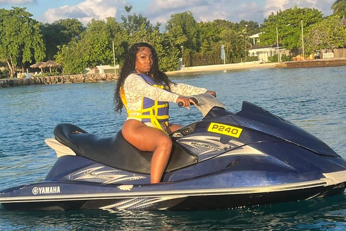 seorang wanita duduk di atas jet ski di dalam air