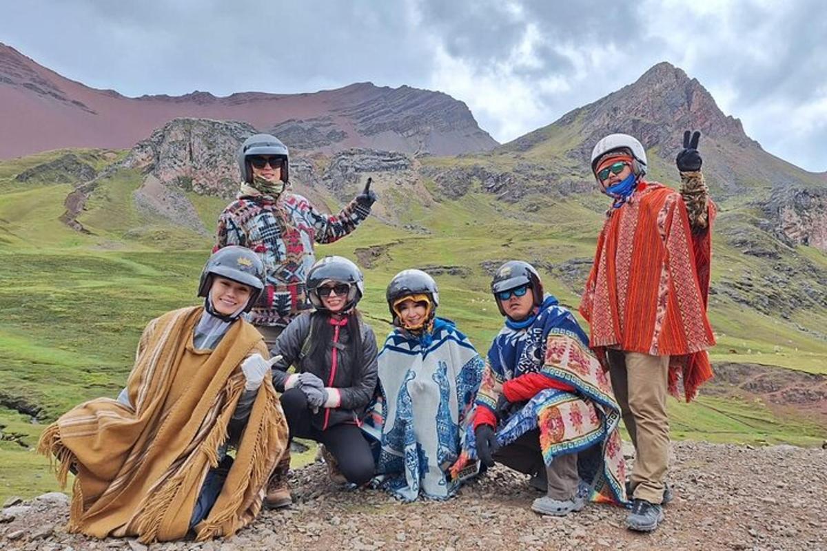 un gruppo di persone in posa per una foto su una montagna