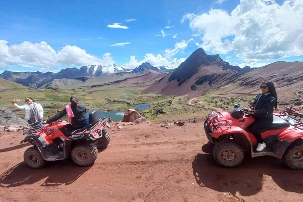 un gruppo di persone che guidano quad su una strada sterrata