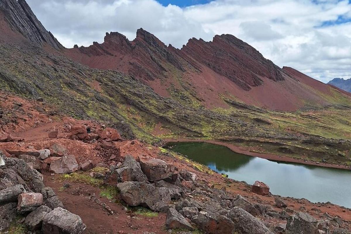 una montagna con un lago sul fianco