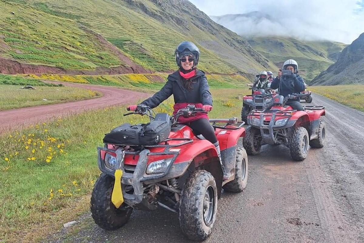 un gruppo di persone che guidano quad su una strada sterrata