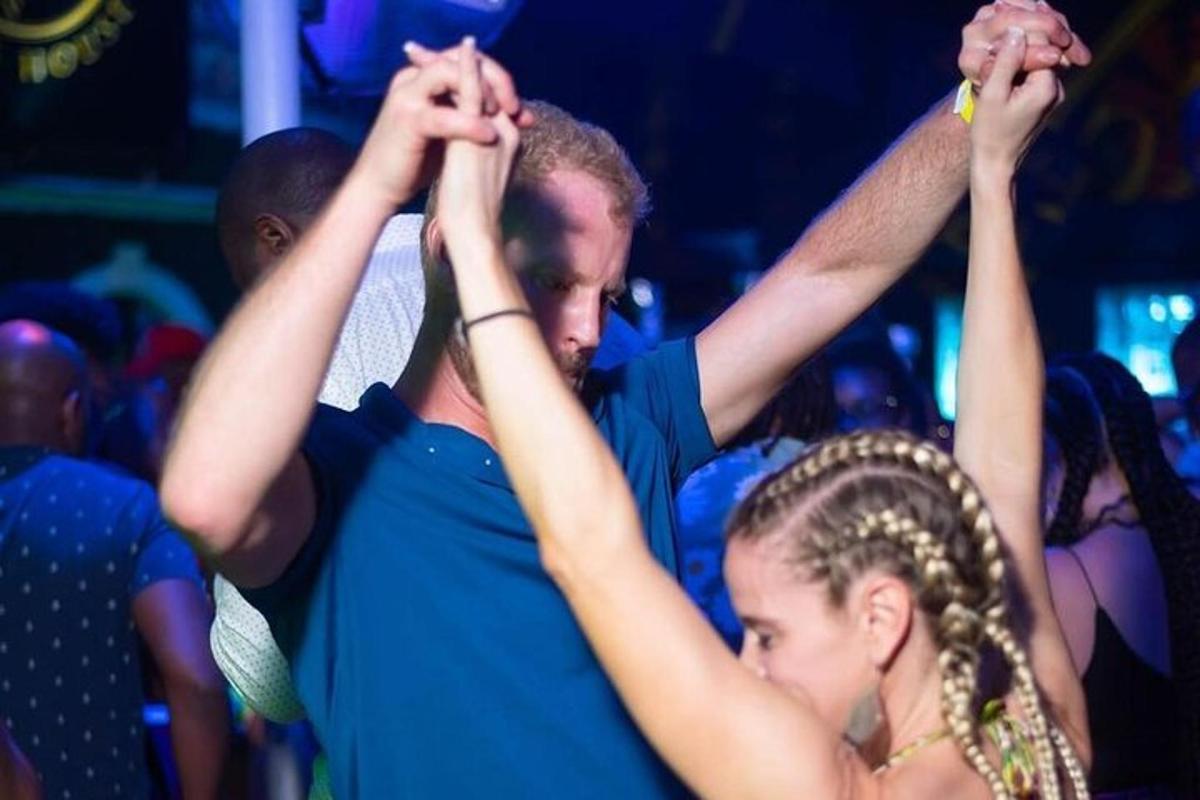 grupp inimesi, kelle käed on õhus