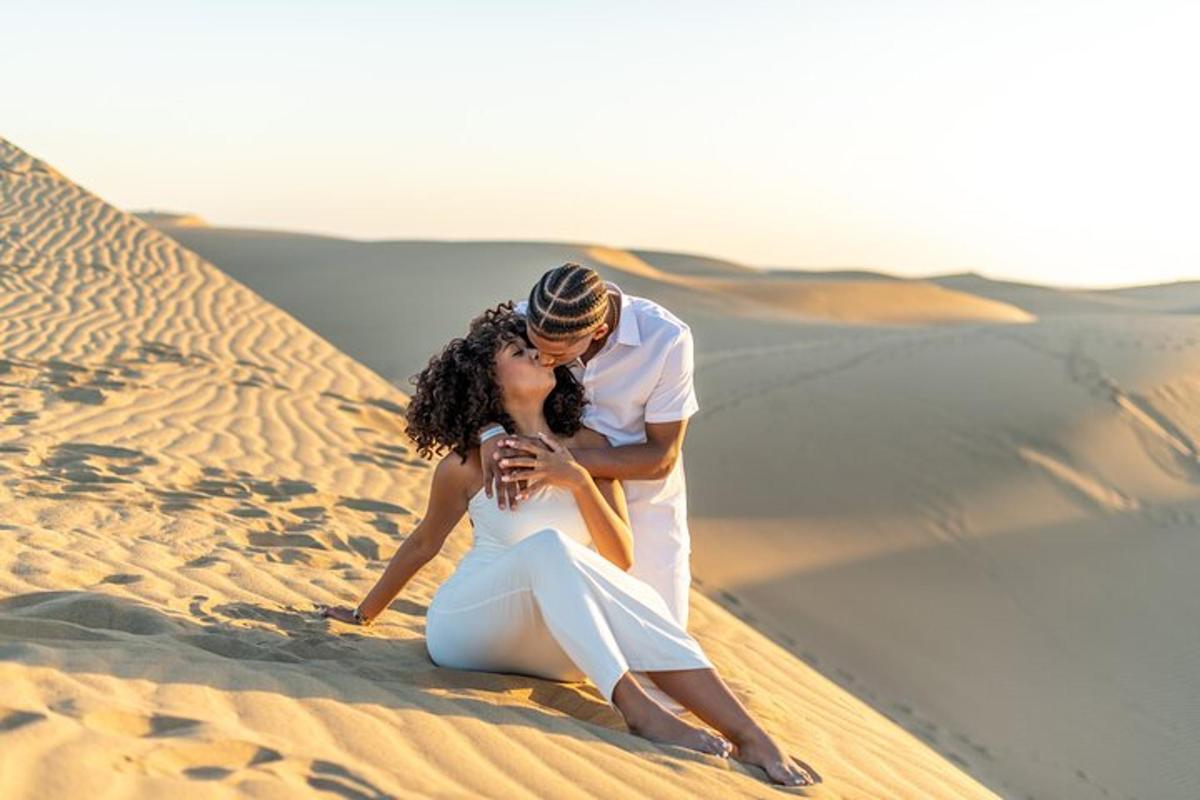 Un hombre y una mujer sentados en el desierto