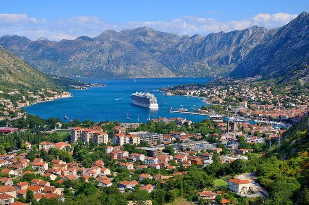 una città con una grande nave in uno specchio d'acqua