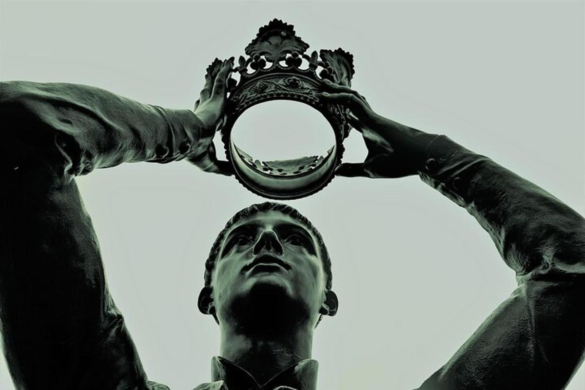 uma estátua de um homem com uma coroa na cabeça