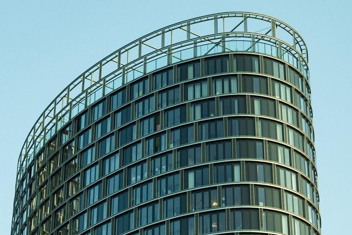um edifício alto de vidro com uma cúpula