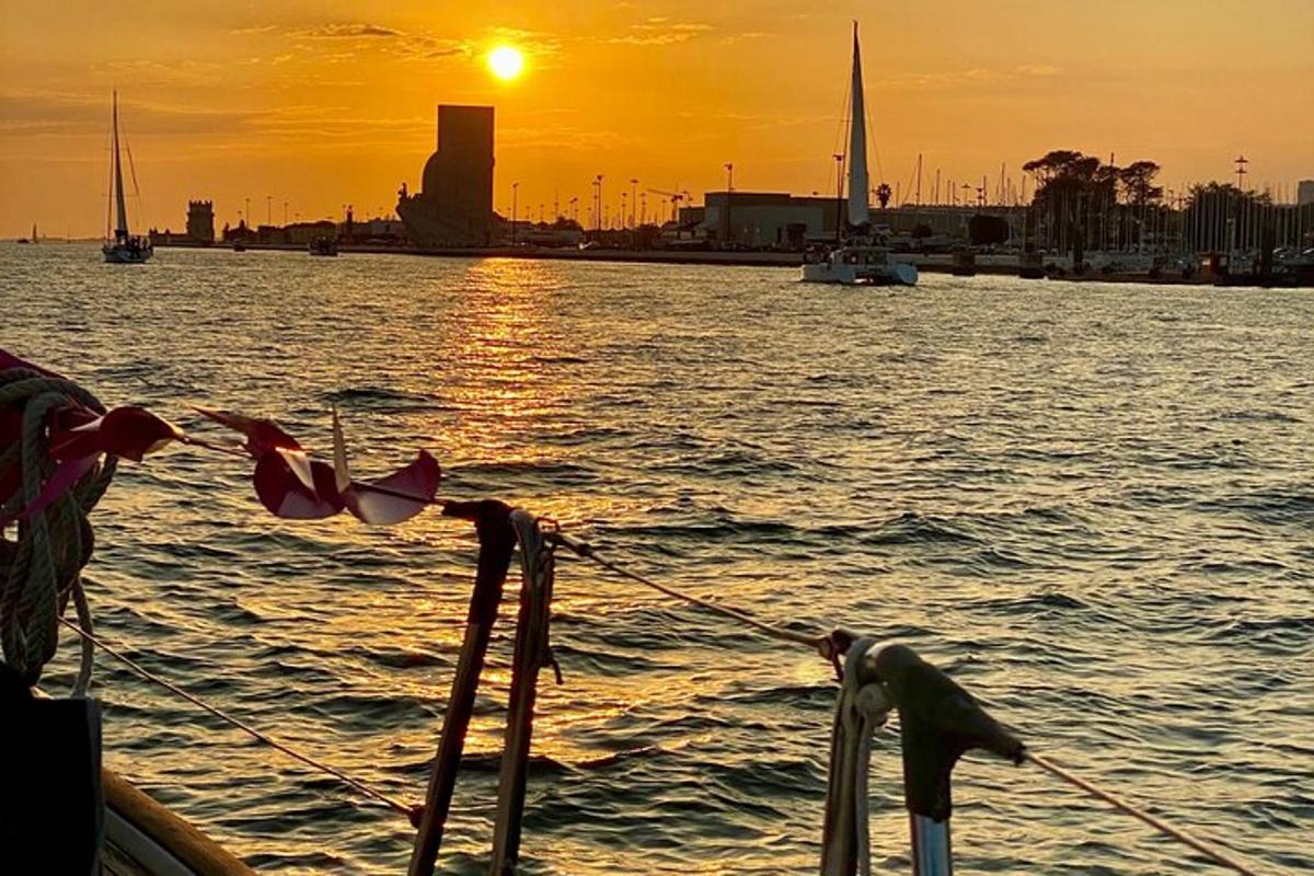 Un barco en el agua con la puesta de sol de fondo