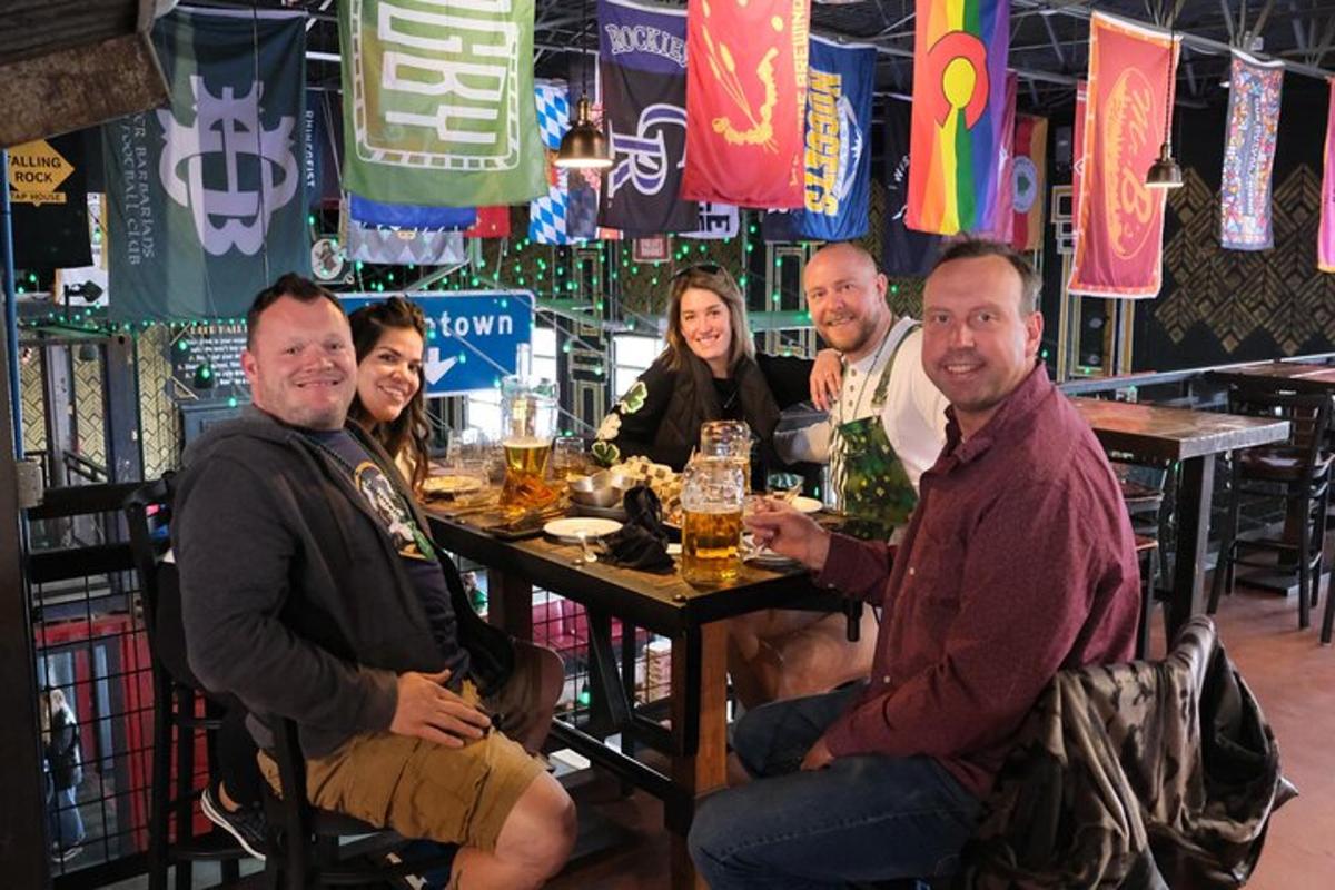 hópur fólks situr við borð á bar