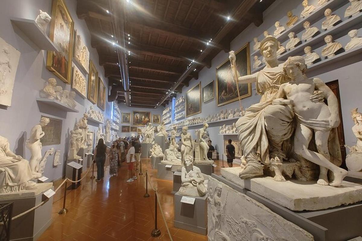 museo, jossa on esillä joukko patsaita