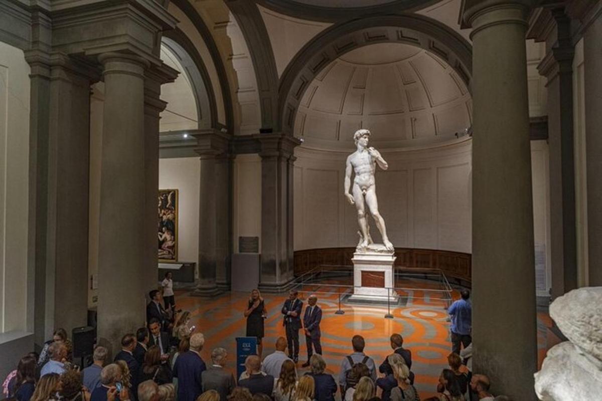 ihmisjoukko katsoo patsasta museossa