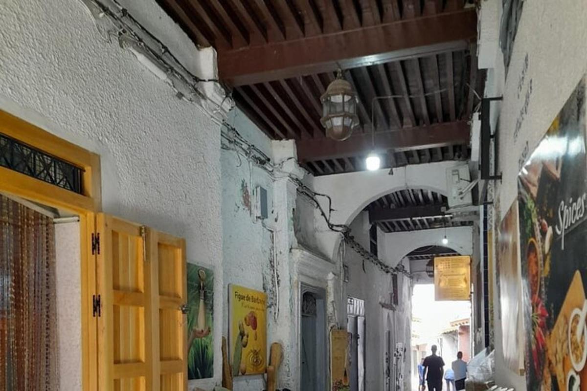 ένα σοκάκι σε ένα κτίριο με κόσμο να περπατάει κατά μήκος του