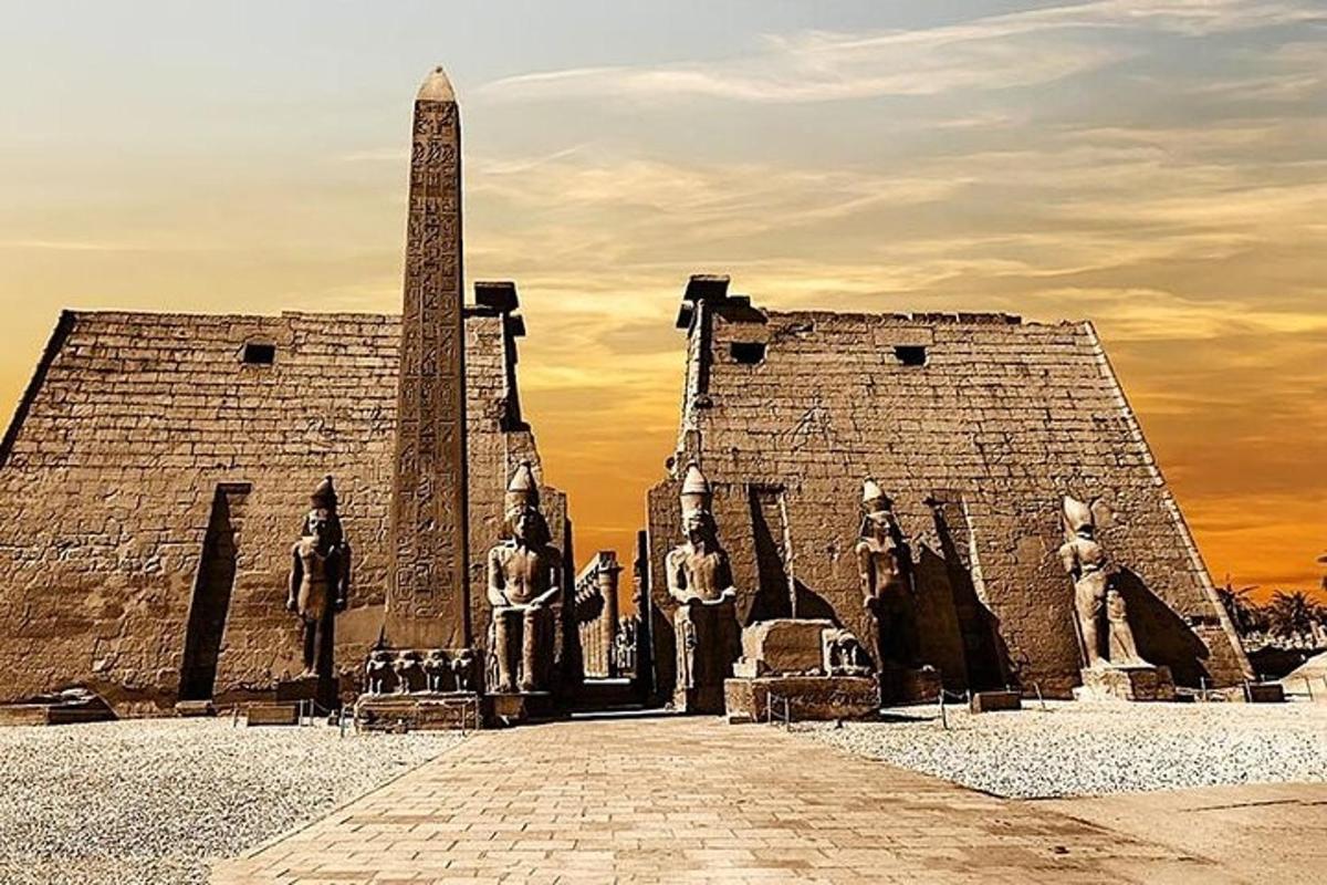 minnismerki með obelisk fyrir framan