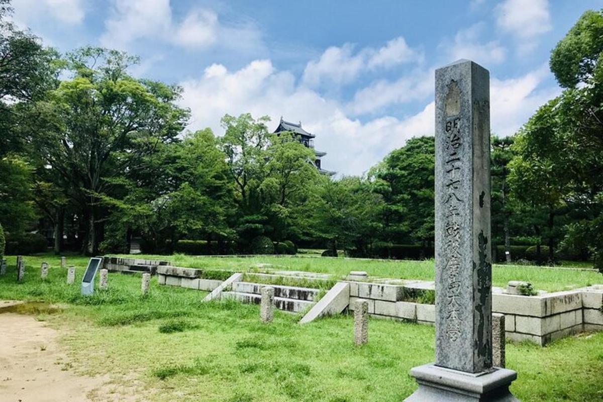 背景に木々がある野原の石柱