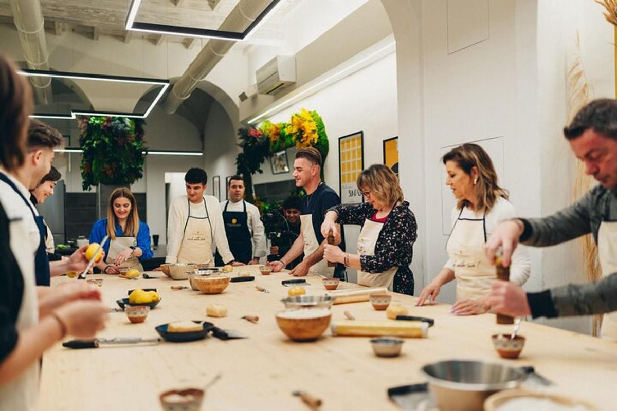 Un grupo de personas de pie alrededor de una mesa preparando comida.