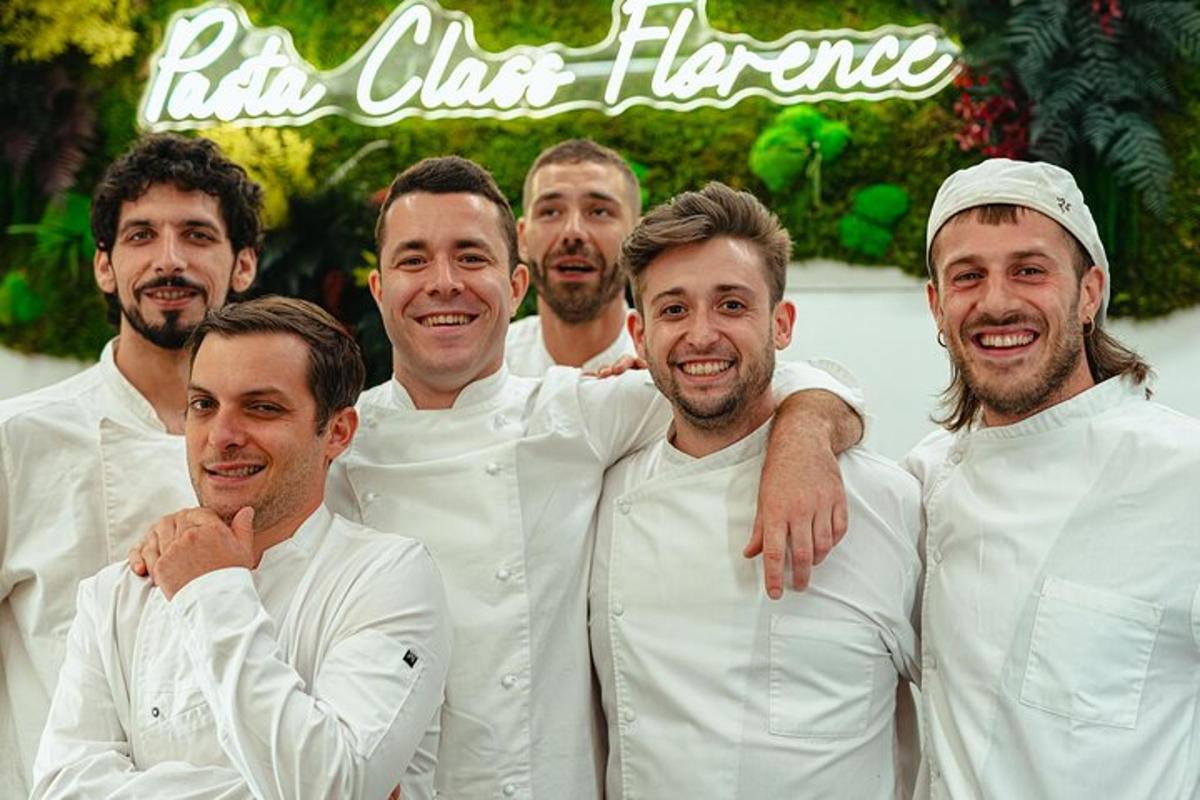 Un grupo de hombres con uniformes blancos posando para una fotografía.