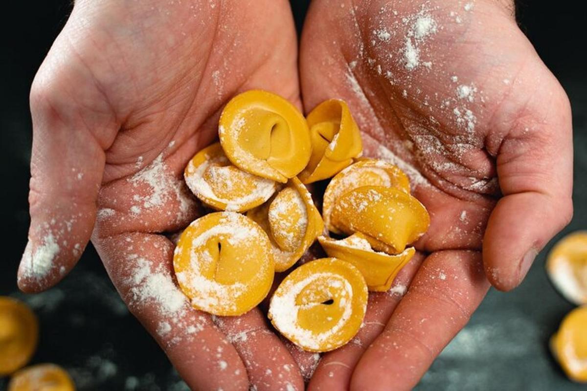 una persona sosteniendo un puñado de rodajas de naranja
