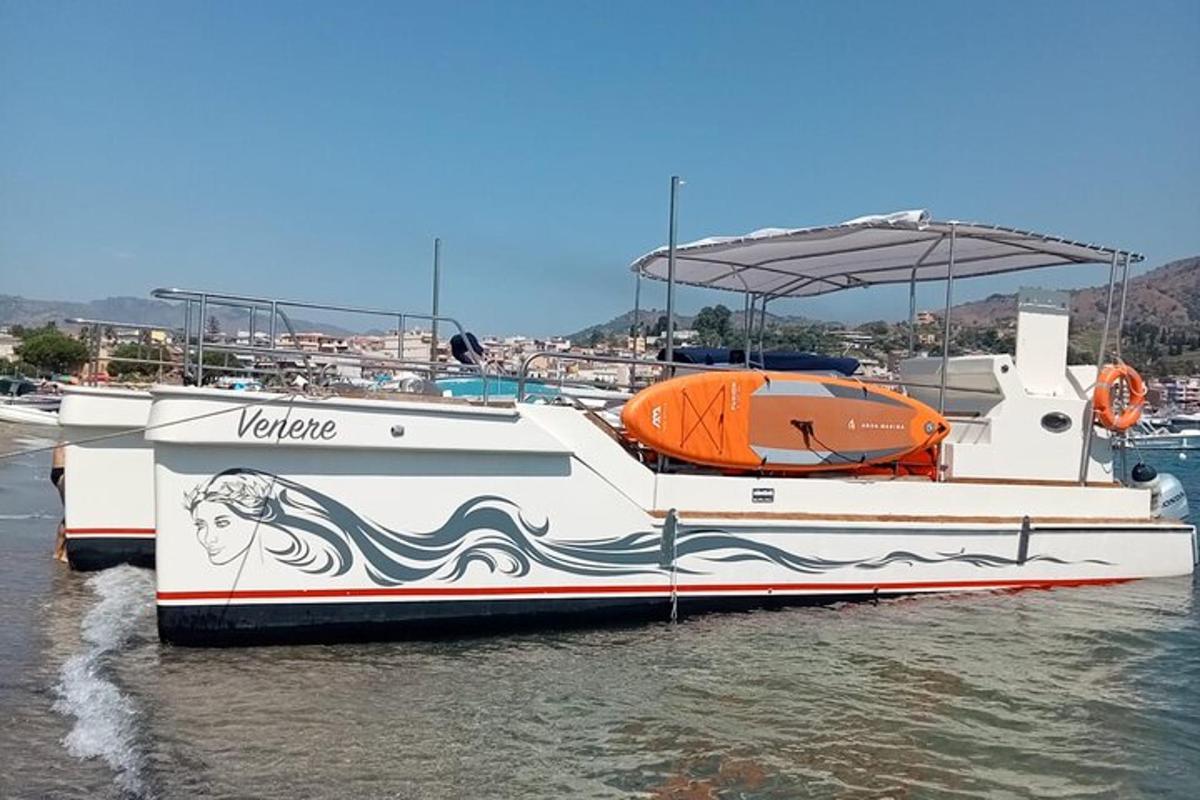 μια άσπρη βάρκα είναι αγκυροβολημένη στο νερό