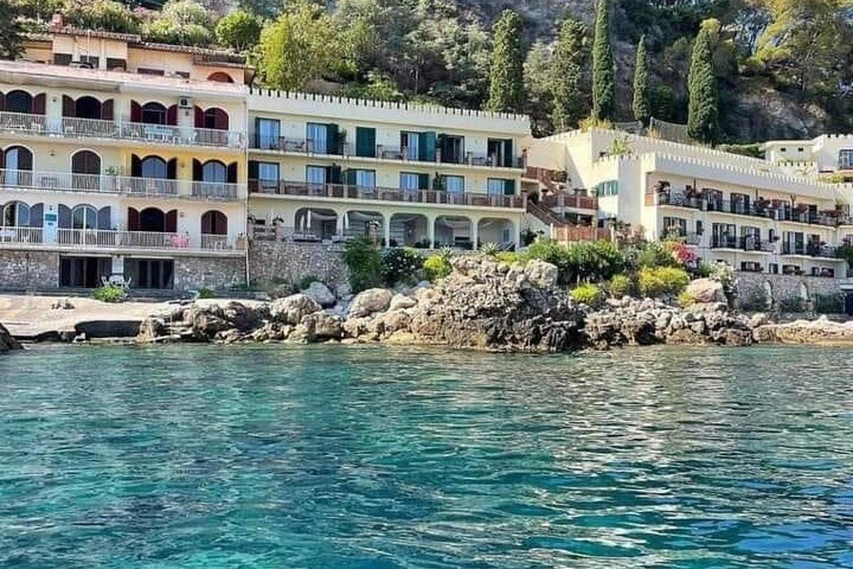 ένα μεγάλο κτίριο στην όχθη ενός υδάτινου σώματος