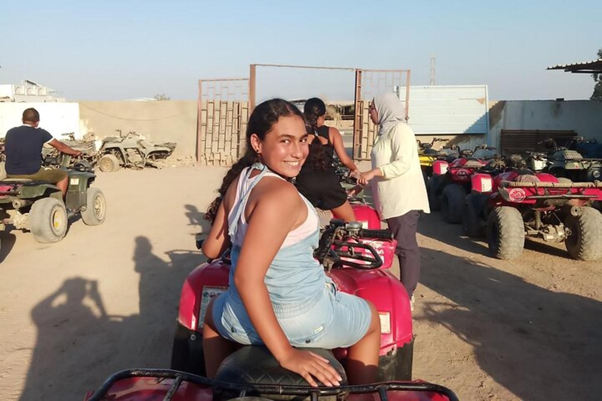 egy csoport ember motorozik a sivatagban