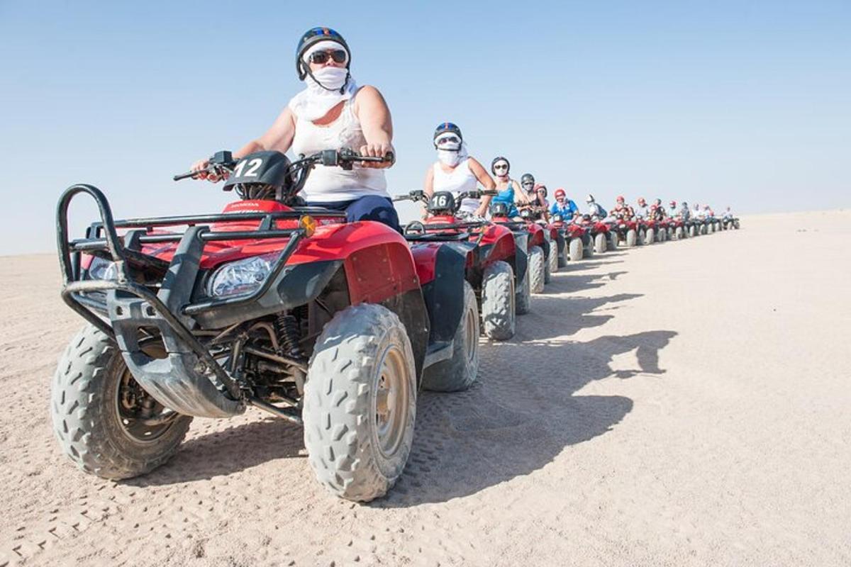 un gruppo di uomini che guidano quad nel deserto