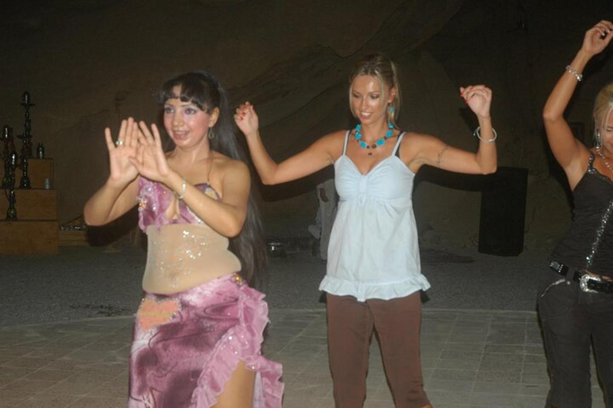 un gruppo di donne che ballano su una pista da ballo