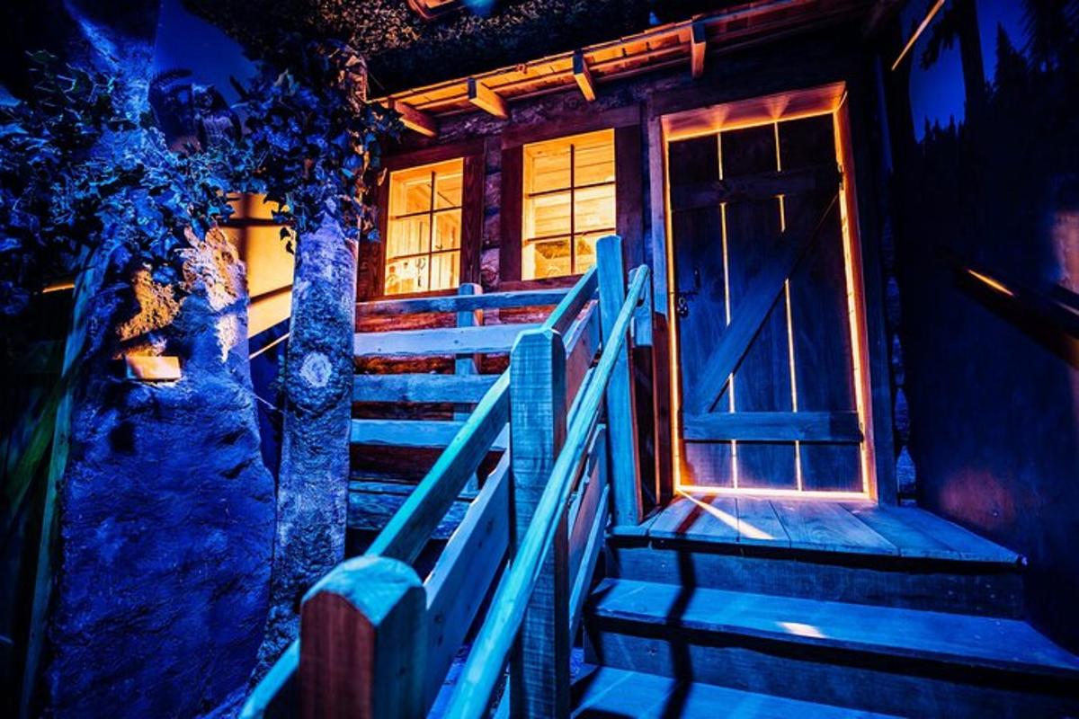una serie di scale che portano a una casa con una porta