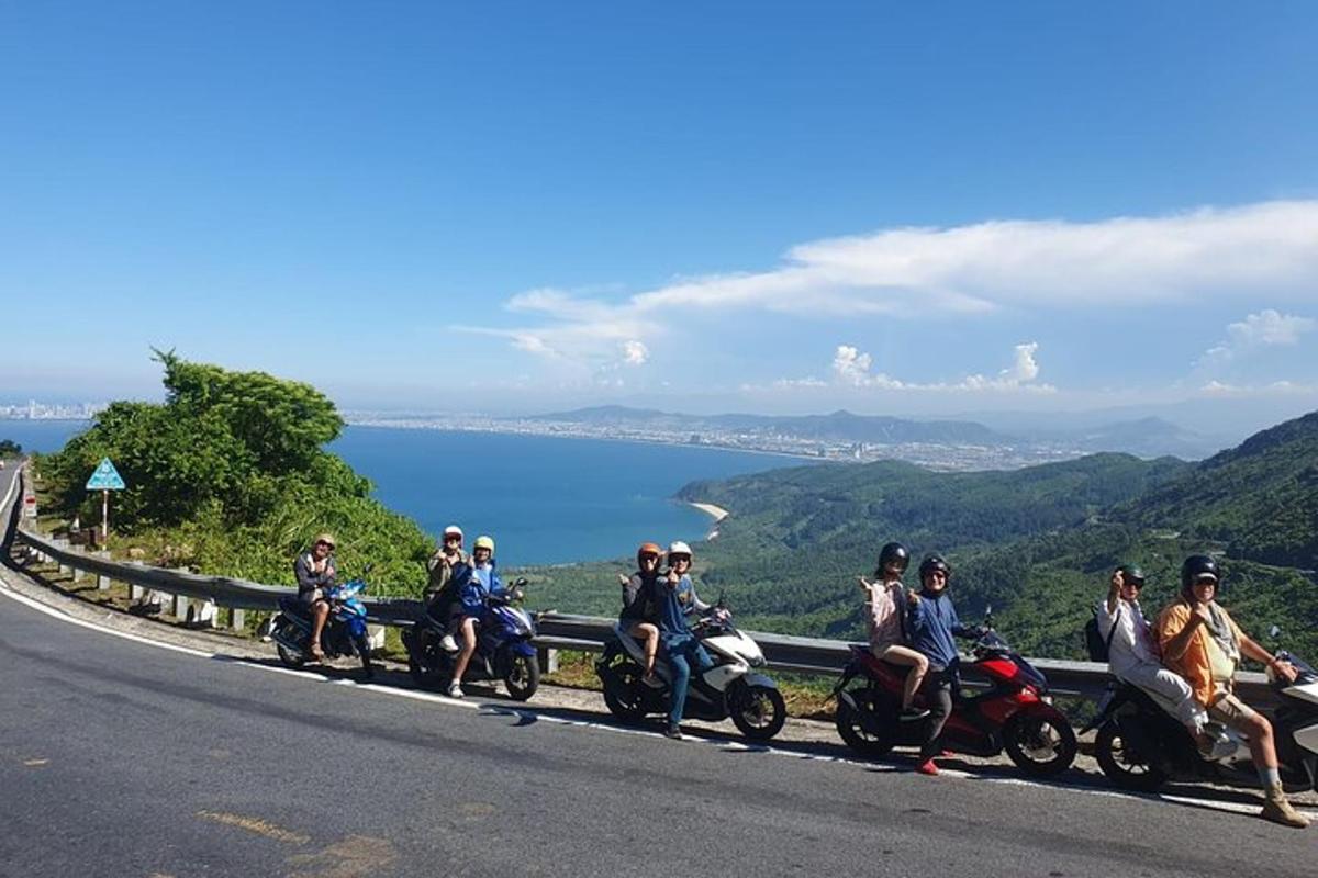 um grupo de pessoas andando de motocicleta na beira de uma estrada