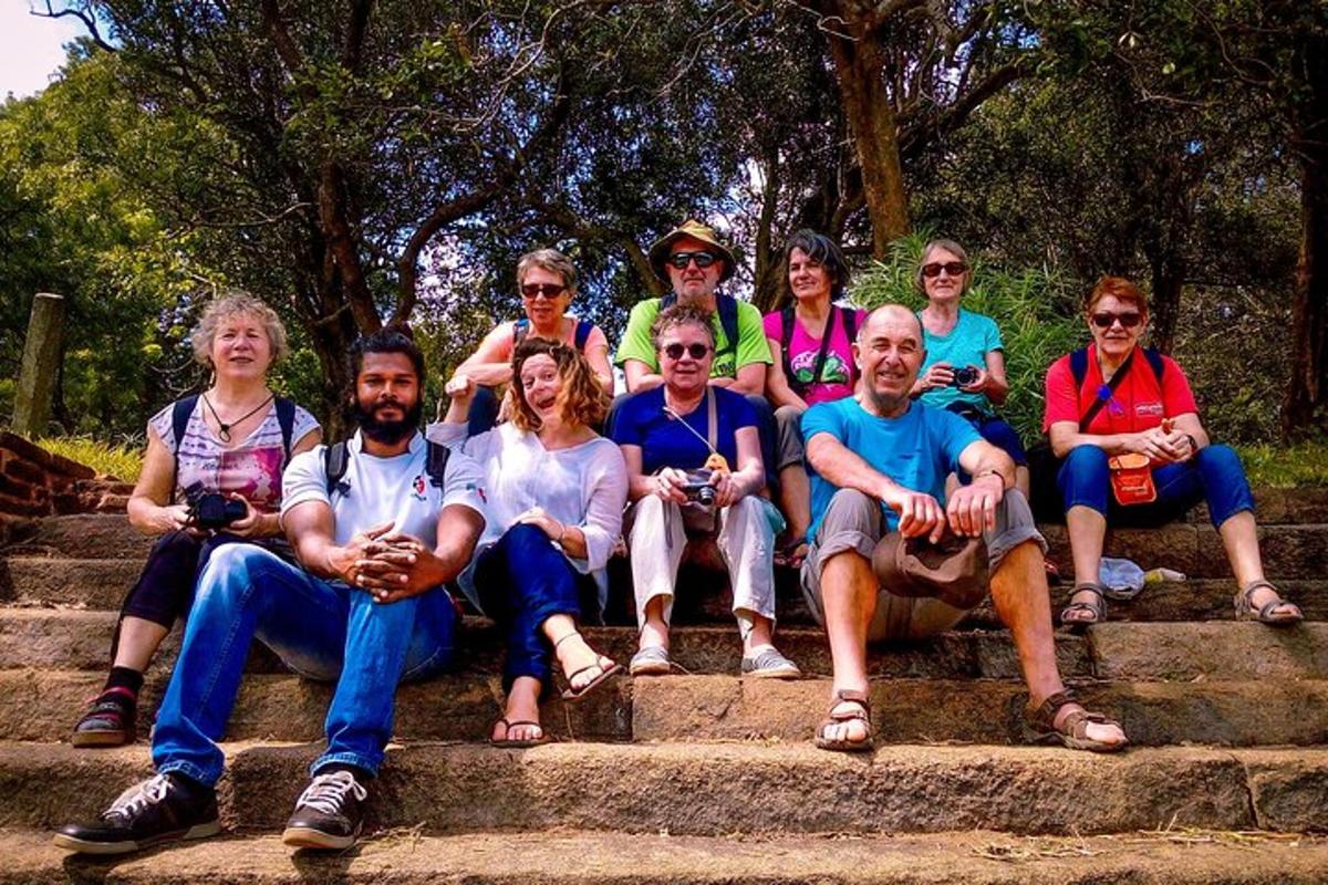 un gruppo di persone sedute su alcuni gradini