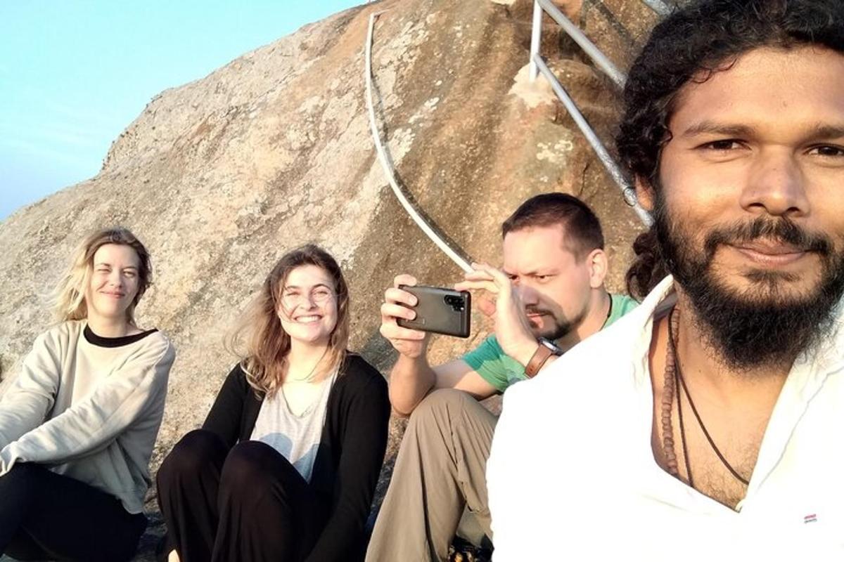 un uomo che scatta una foto a un gruppo di persone