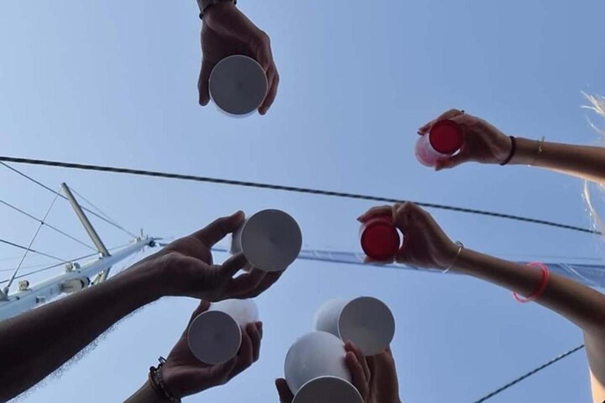 μια ομάδα ανθρώπων που κρατούν ψηλά τα φώτα του δρόμου