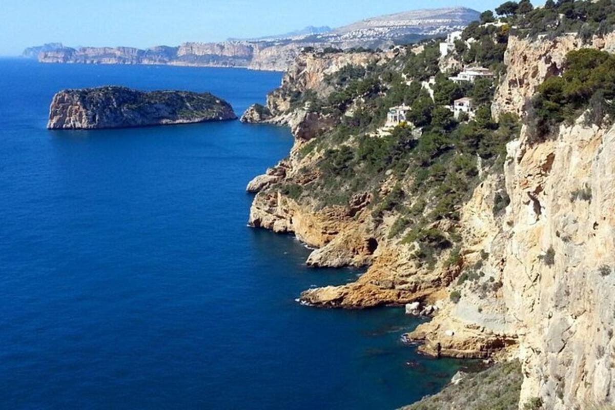 ένα μεγάλο σώμα νερού σε έναν βραχώδη βράχο