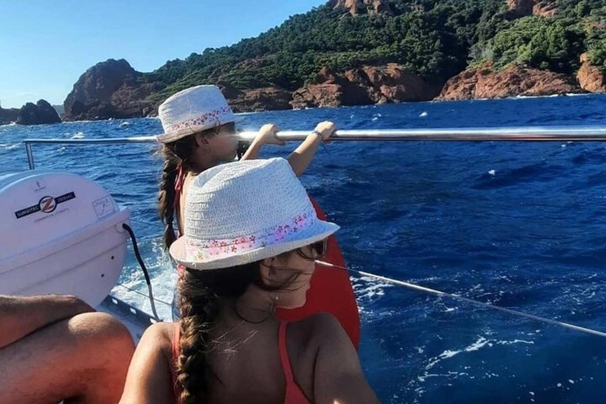 žena a dieťa na lodi vo vode