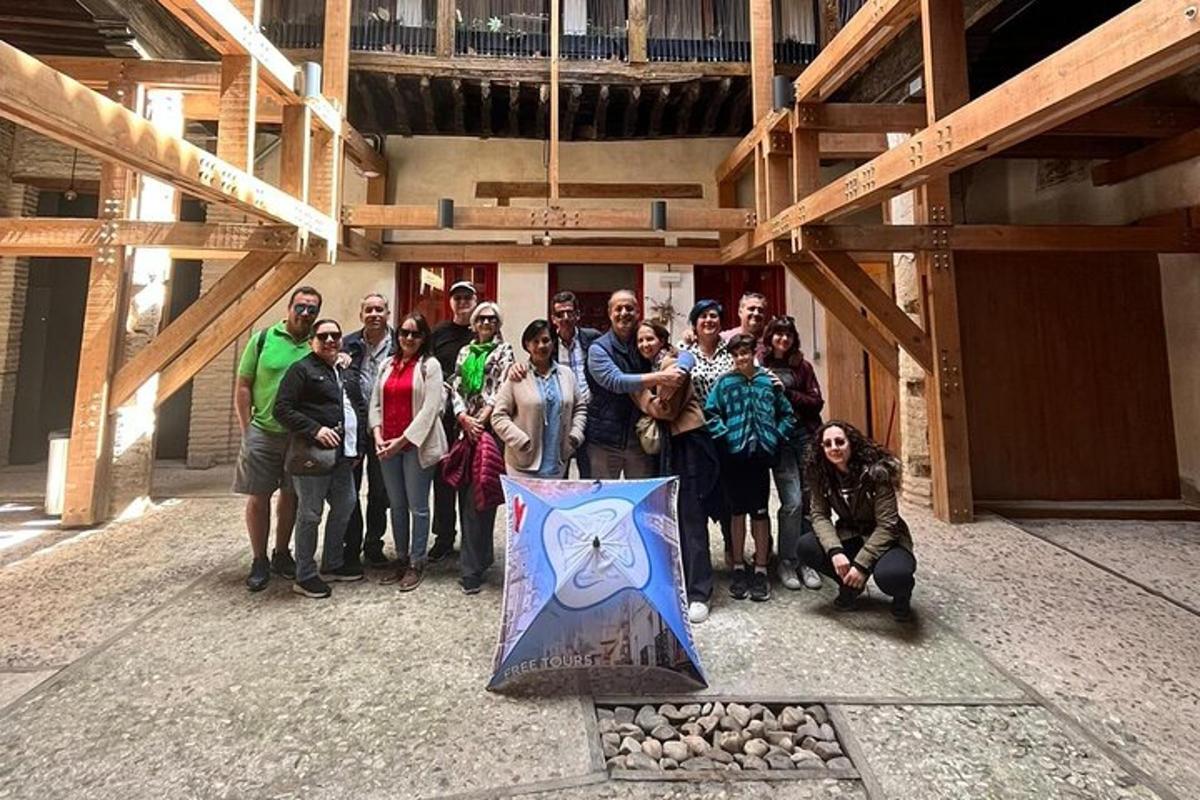 un gruppo di persone in posa per una foto con una bandiera