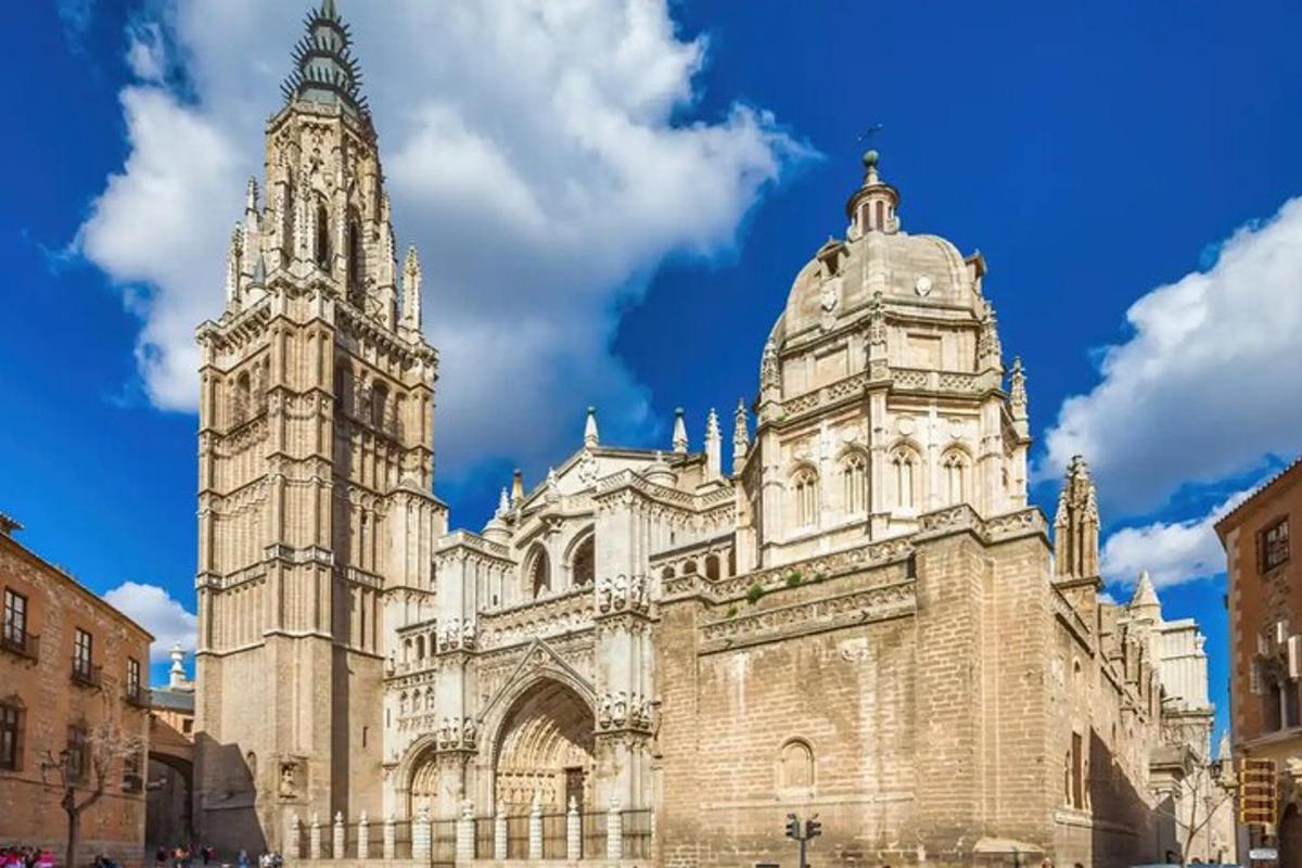 un grande edificio con una torre dell'orologio e una chiesa