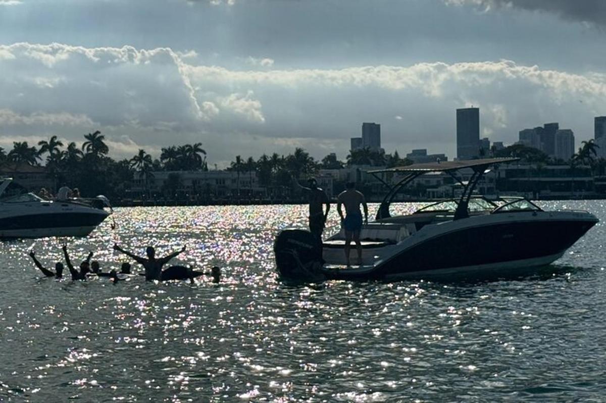 un gruppo di persone in piedi su una barca in acqua