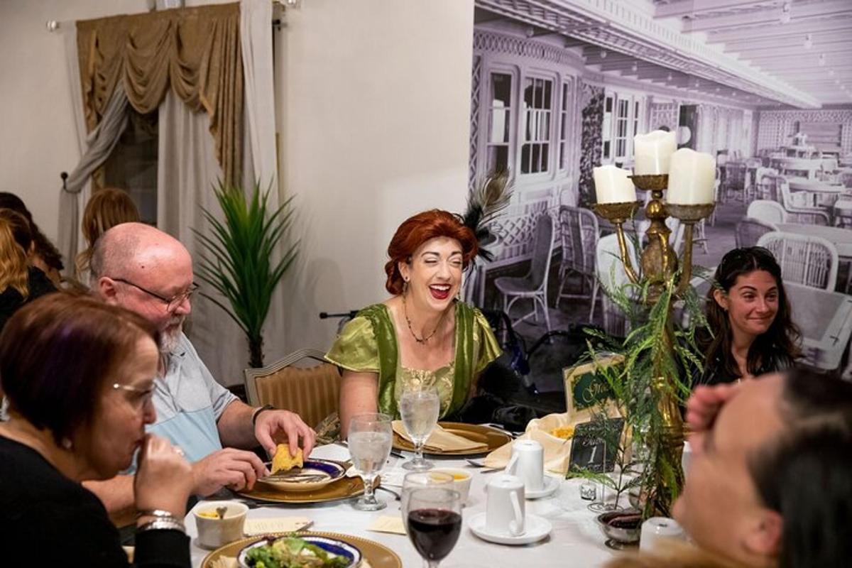μια ομάδα ανθρώπων που κάθονται γύρω από ένα τραπέζι