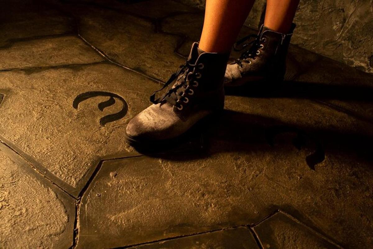 una persona con stivali neri su un pavimento di mattoni