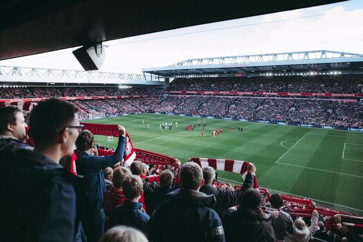 en folkemengde på et stadion som ser på en fotballkamp