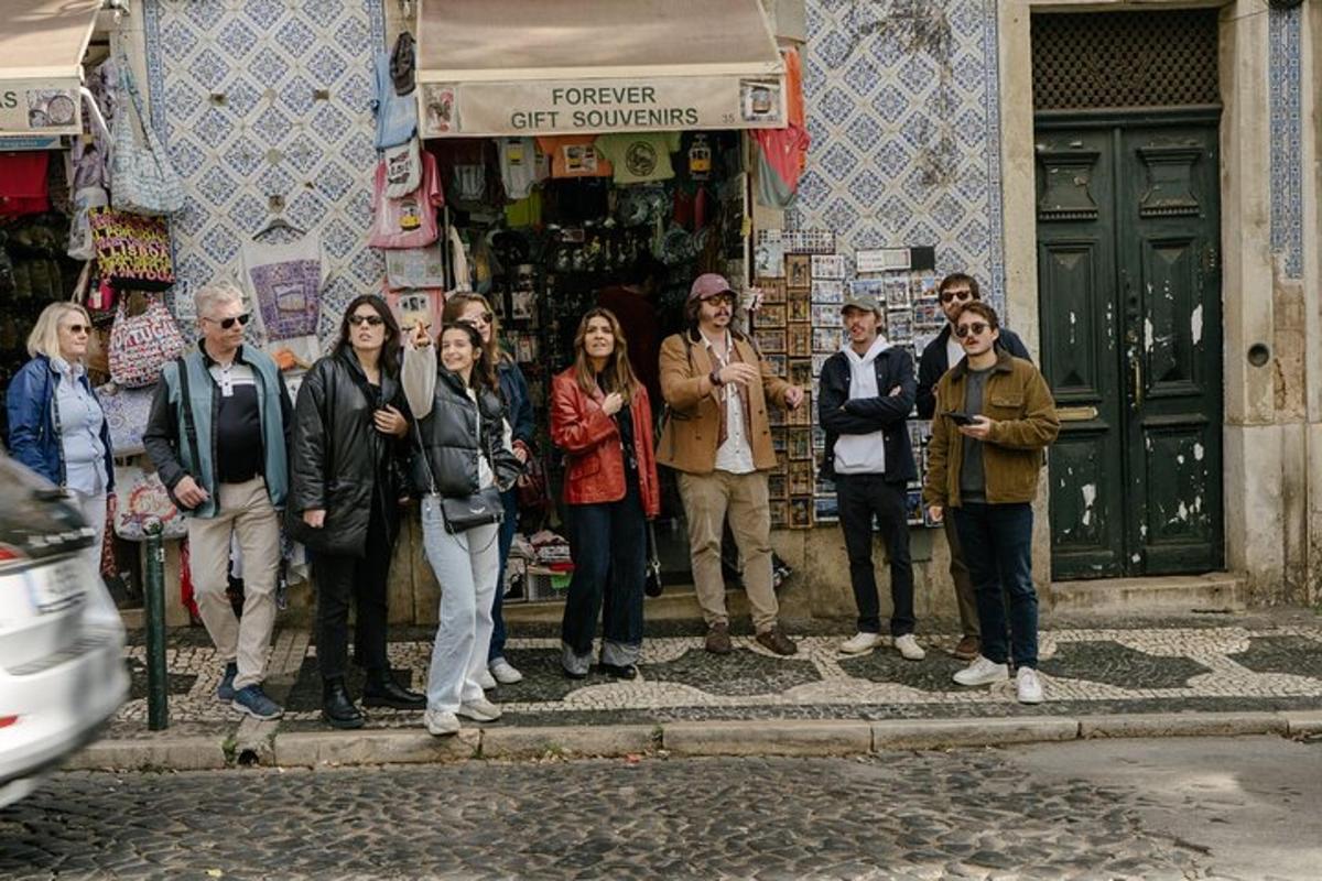 um grupo de pessoas em pé na frente de uma loja