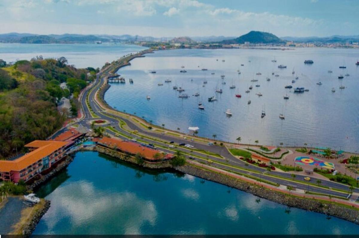 水上に船が浮かぶ港の航空写真