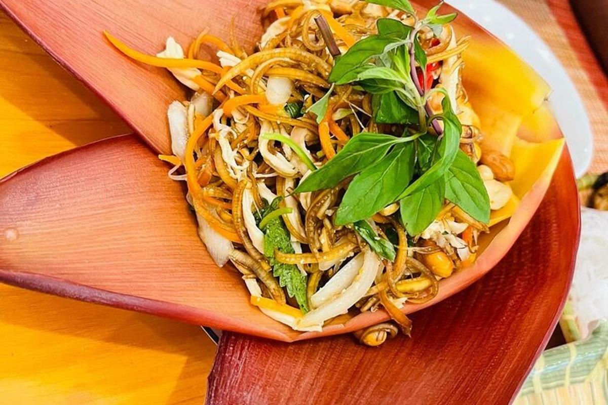 semangkuk makanan di atas pinggan kayu