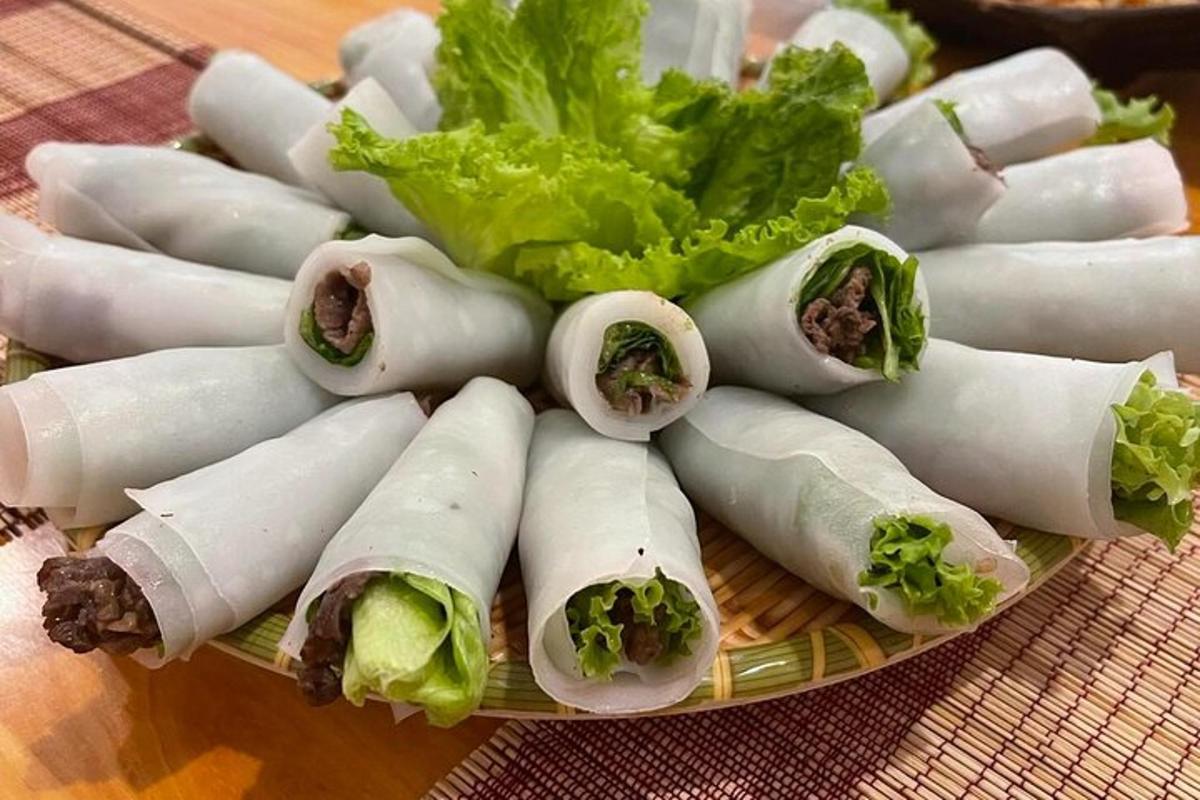 sepinggan makanan berbalut di atas meja