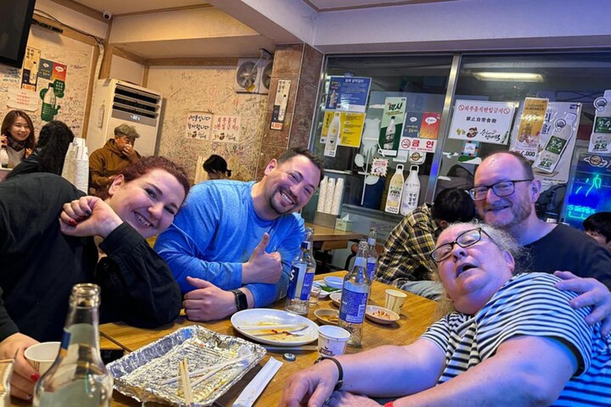 skupina lidí sedících u stolu v restauraci