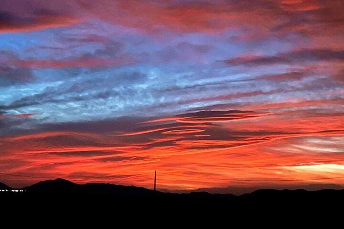 un tramonto con un cielo rosso e blu