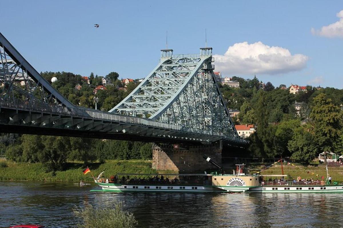 um barco na água debaixo de uma ponte