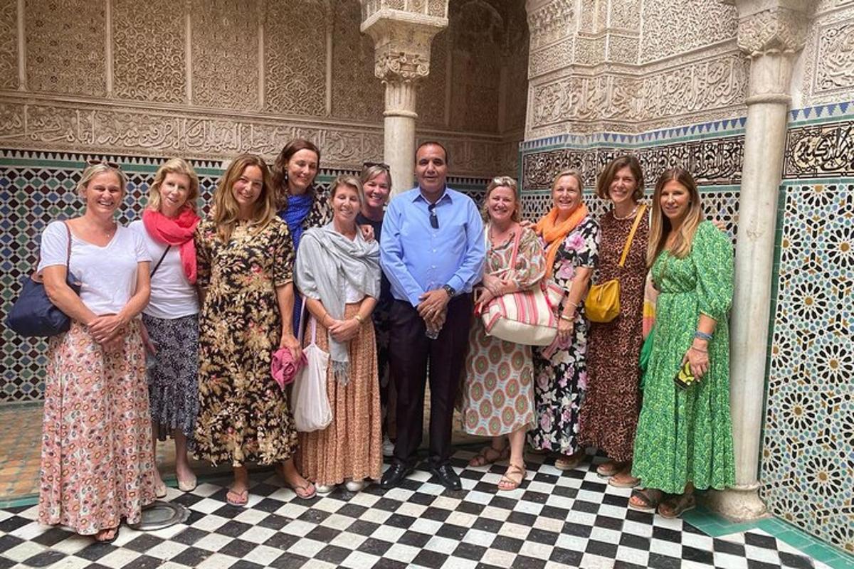 un gruppo di persone che posano per una foto in un edificio