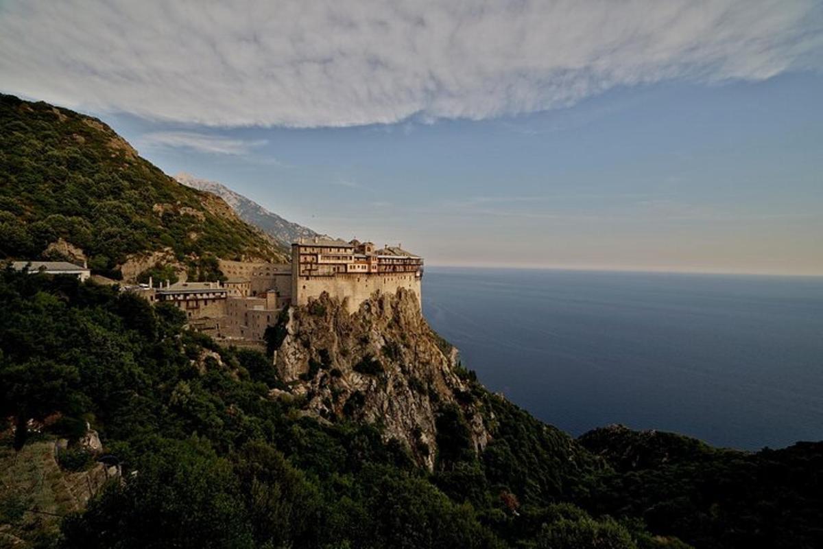 un castillo en la cima de una montaña cerca del océano