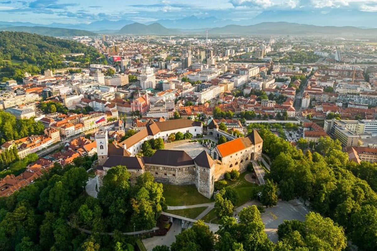 eine Luftaufnahme einer Stadt mit Gebäuden